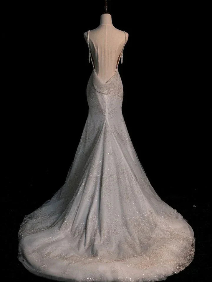 Vestido de novia elegante de sirena blanca con lentejuelas, pliegues largos y espalda descubierta DP621