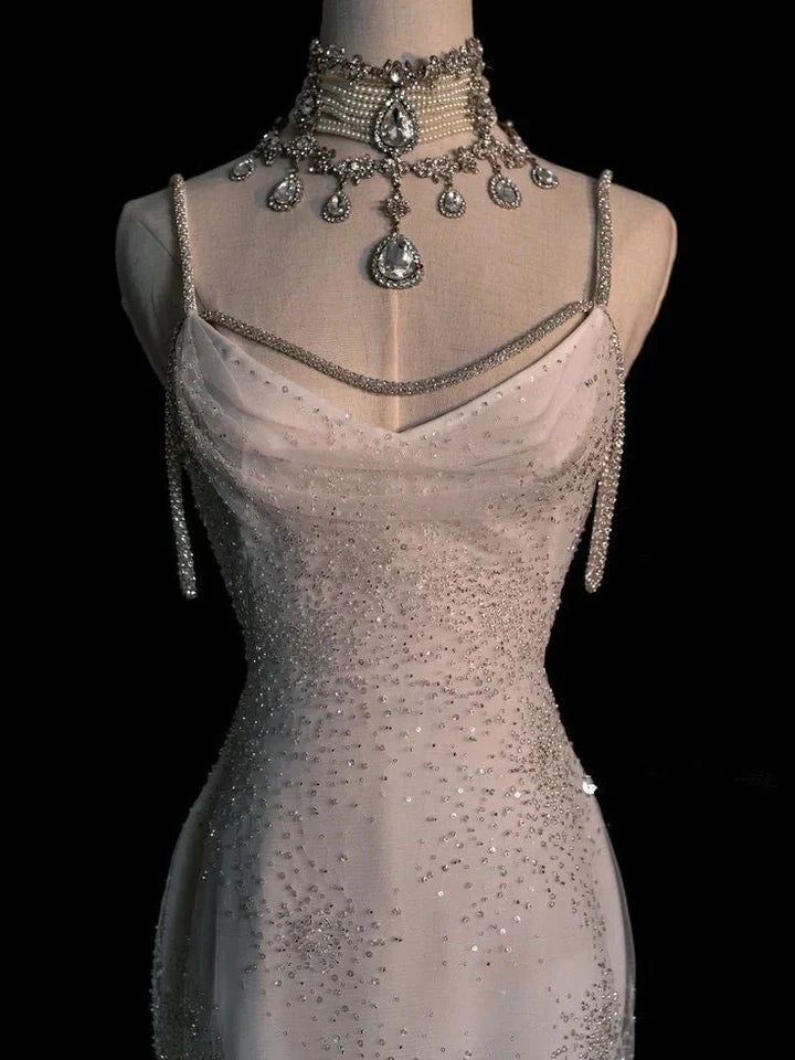 Vestido de novia elegante de sirena blanca con lentejuelas, pliegues largos y espalda descubierta DP621