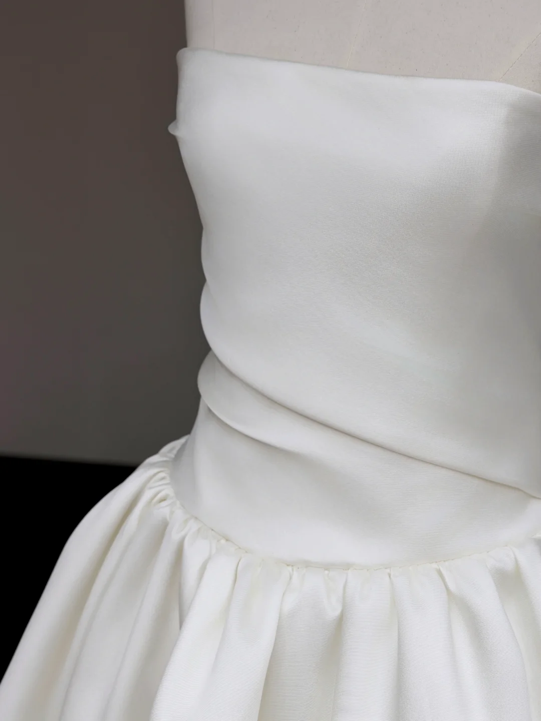 Vestido de novia único, sin tirantes, de satén blanco, DP707
