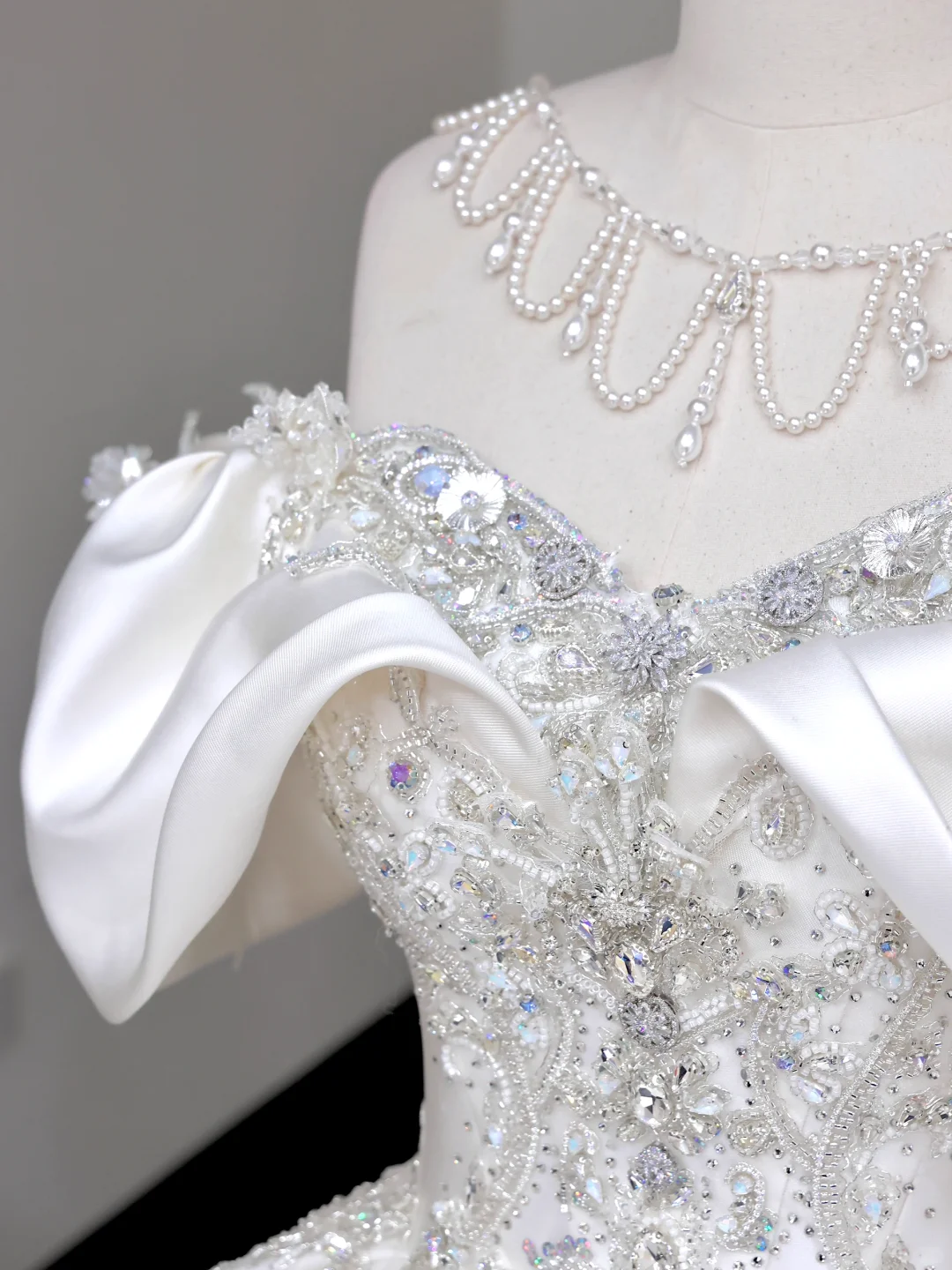 Vestido de novia elegante, con hombros descubiertos, de satén blanco y mangas cortas, DP711
