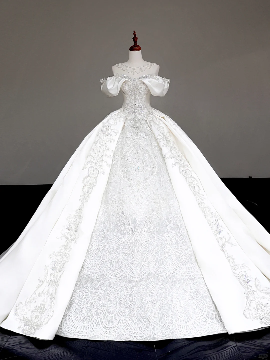 Vestido de novia elegante, con hombros descubiertos, de satén blanco y mangas cortas, DP711