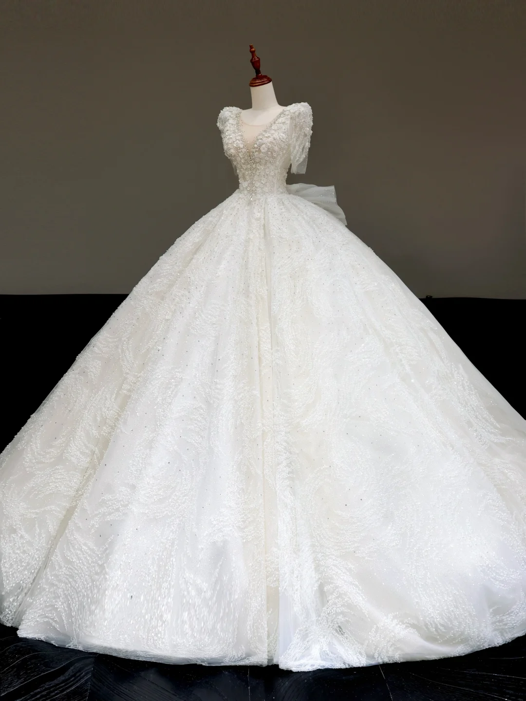Vestido de novia estilo princesa, con escote redondo, lentejuelas y cuentas blancas, DP829