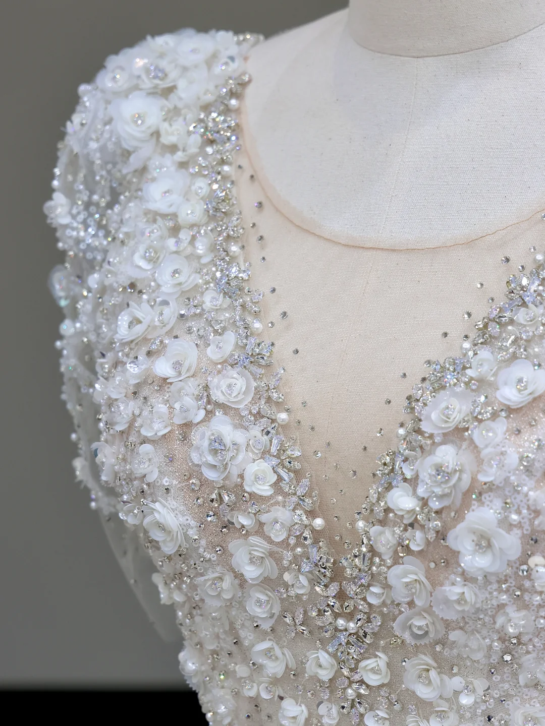 Vestido de novia estilo princesa, con escote redondo, lentejuelas y cuentas blancas, DP829