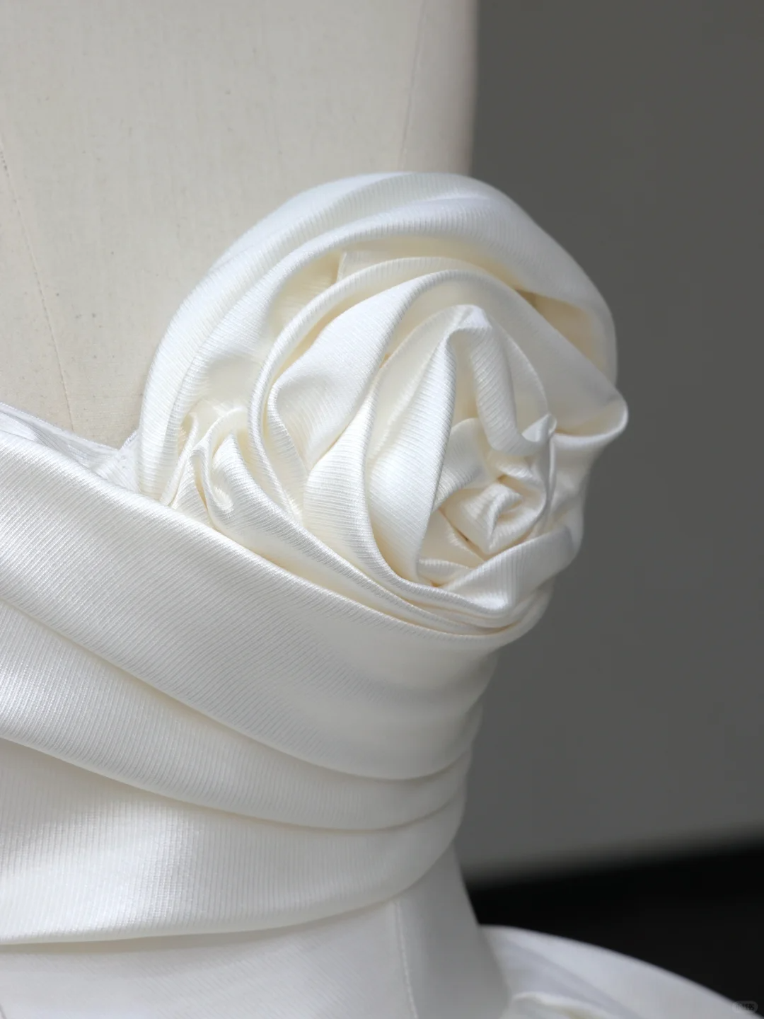 Vestido de novia atemporal, vestido de baile, escote corazón, satén blanco, flores, vestidos de novia DP849