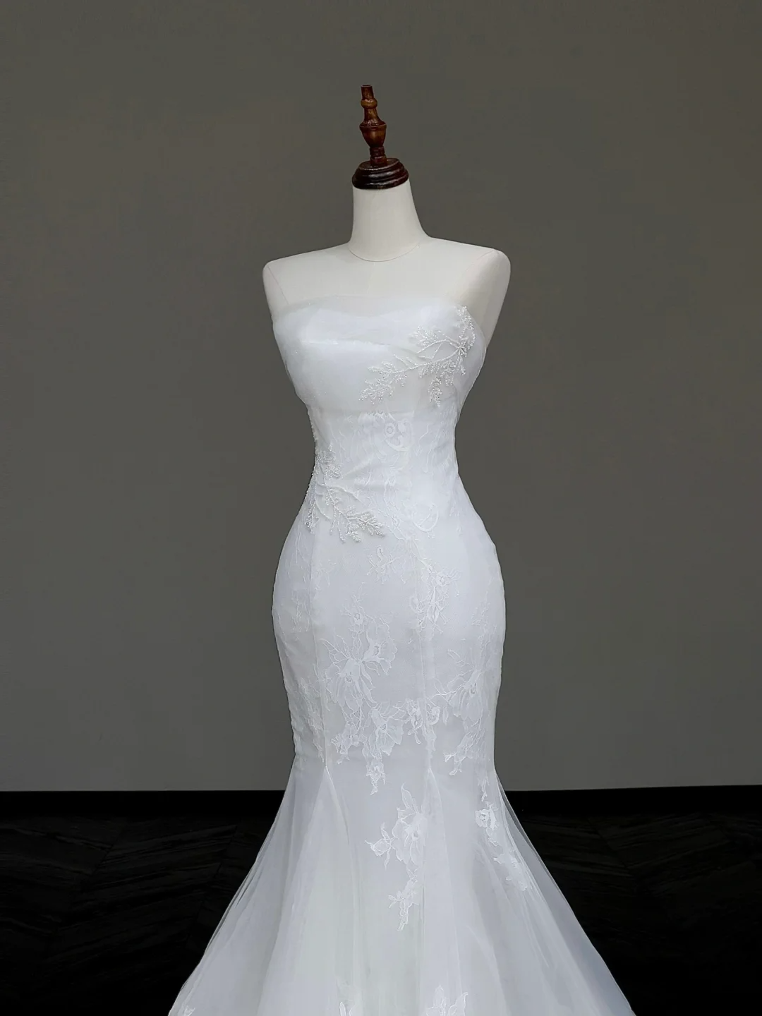 Vestido de novia sencillo de sirena sin tirantes, con encaje blanco, estilo minimalista, DP854