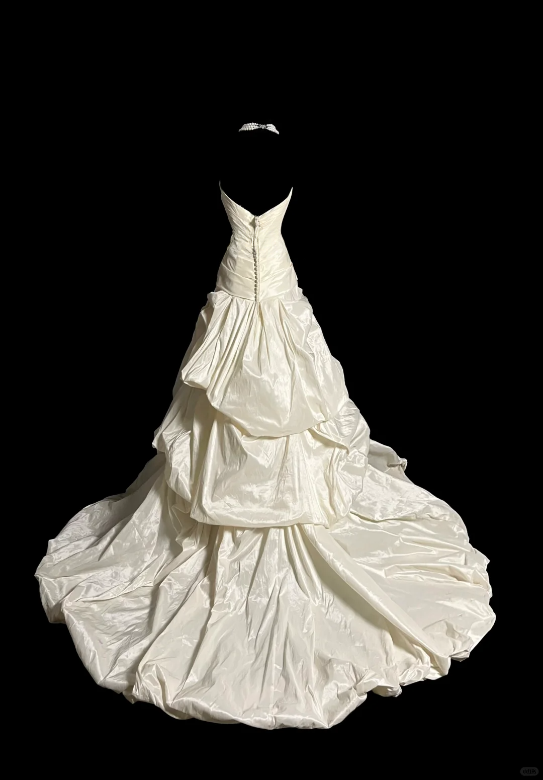 Hermoso vestido de novia largo con cuello halter, satén marfil y volantes, DP922