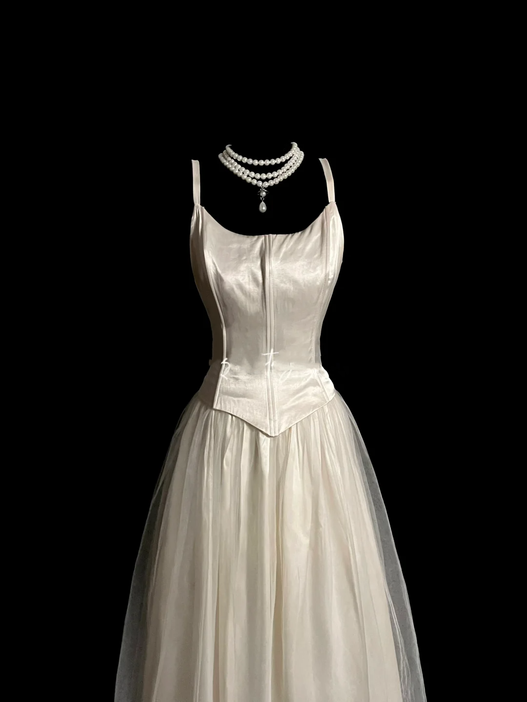 Hermoso vestido de novia largo de tul color marfil con tirantes finos DP924