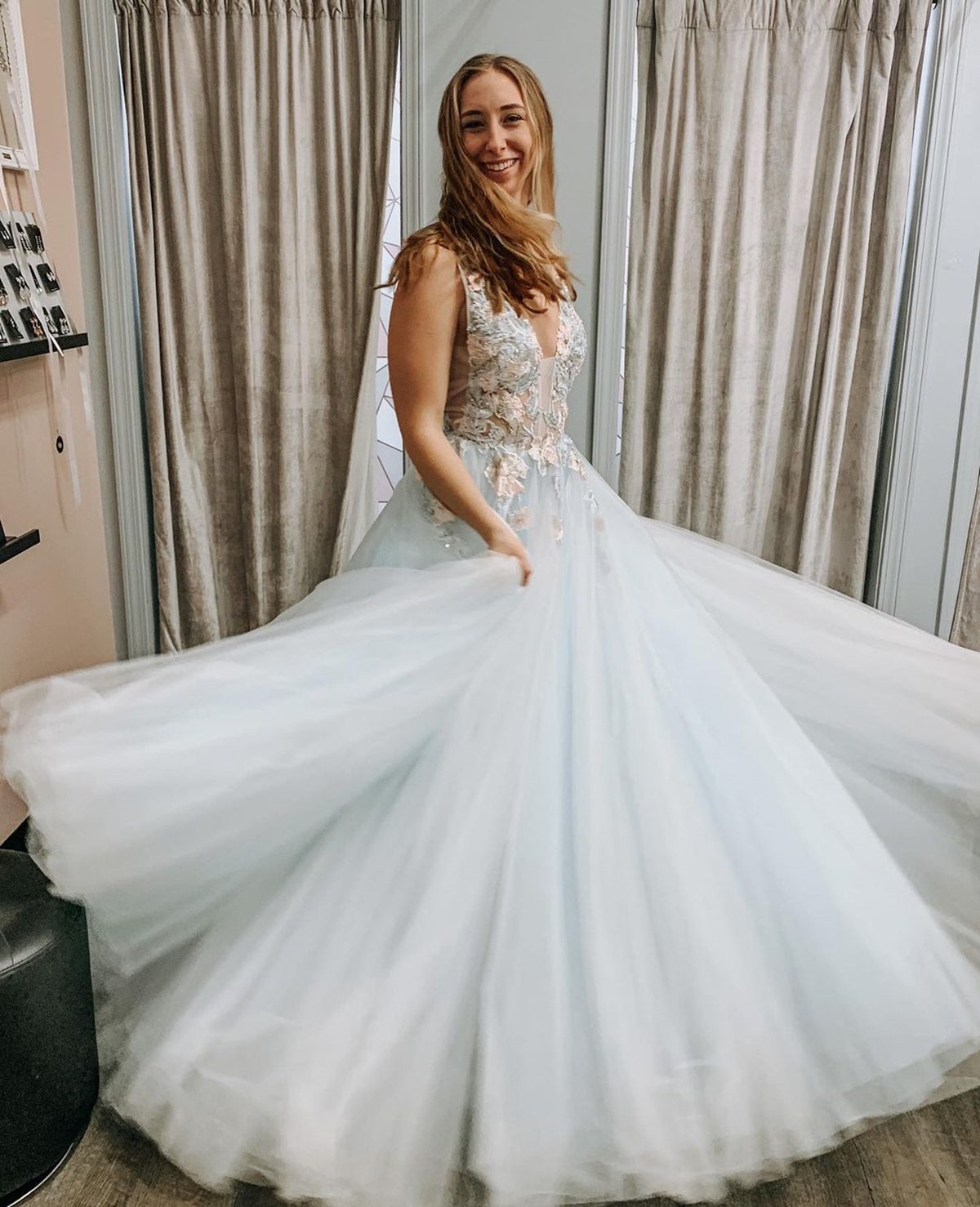 Floral Appliques Long Prom Dresses V-neck Graduation Gown GP112