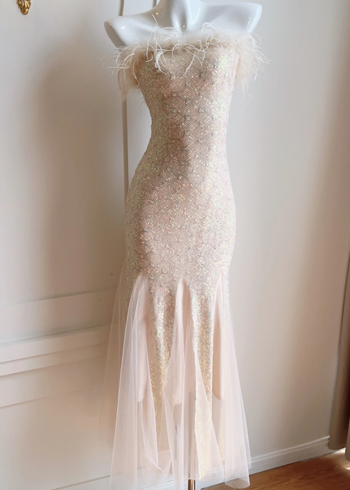 Vestido de fiesta de sirena sin tirantes con plumas ED01118