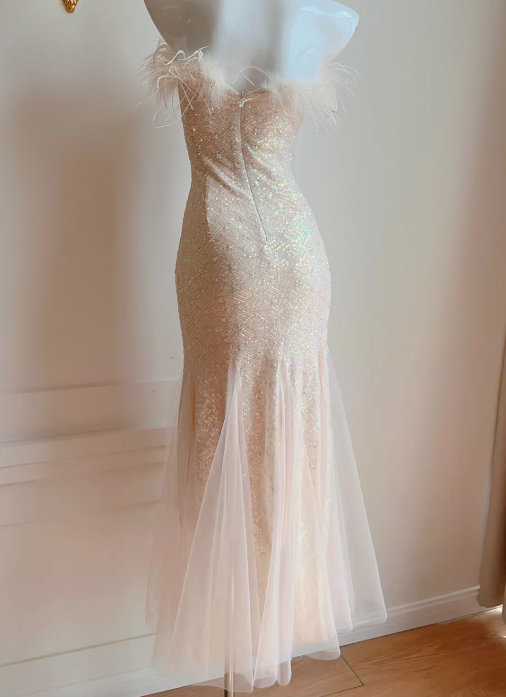 Vestido de fiesta de sirena sin tirantes con plumas ED01118
