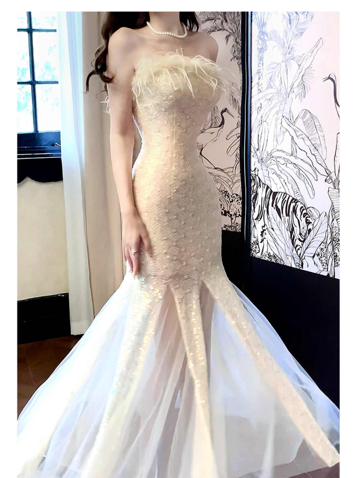 Vestido de fiesta de sirena sin tirantes con plumas ED01118