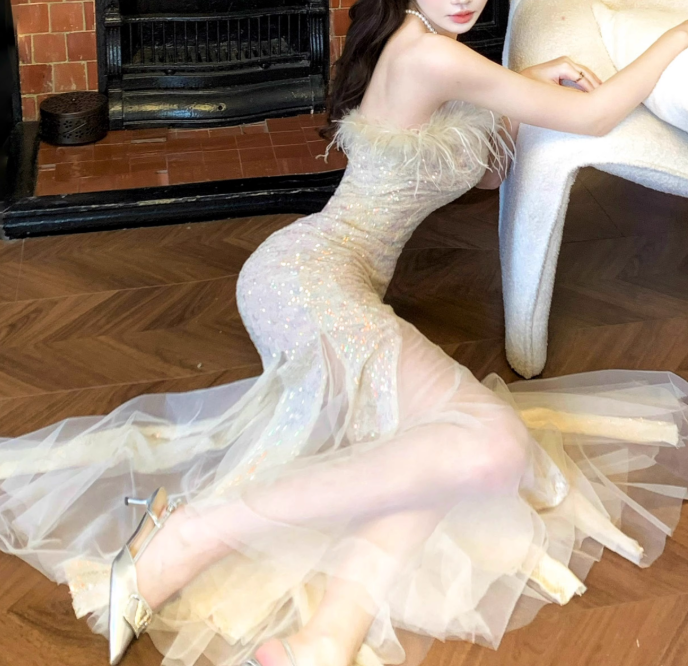 Vestido de fiesta de sirena sin tirantes con plumas ED01118