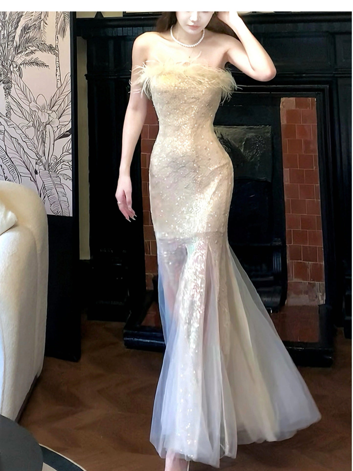 Vestido de fiesta de sirena sin tirantes con plumas ED01118