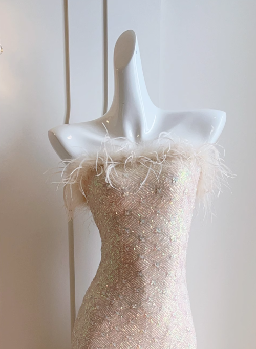 Vestido de fiesta de sirena sin tirantes con plumas ED01118