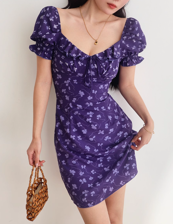 Vestido corto morado con estampado floral, escote cuadrado, mangas abullonadas y corte A ED01127