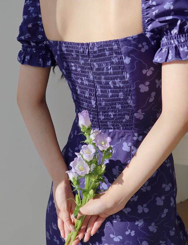Vestido corto morado con estampado floral, escote cuadrado, mangas abullonadas y corte A ED01127