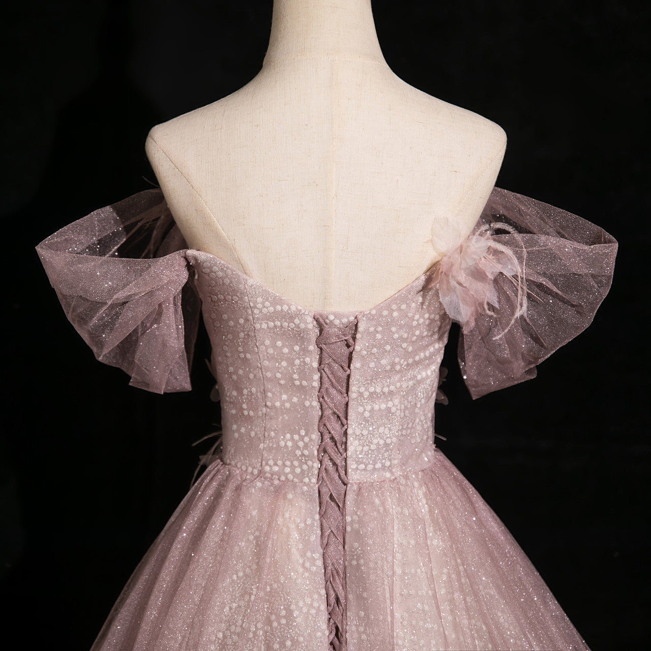 Vestido de fiesta de tul rosa con lentejuelas y hombros descubiertos, diseño de mariposas ED01396