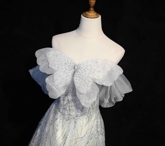 Vestido de fiesta largo de tul con lentejuelas, corte A, color gris plateado, con hombros descubiertos, ED01473
