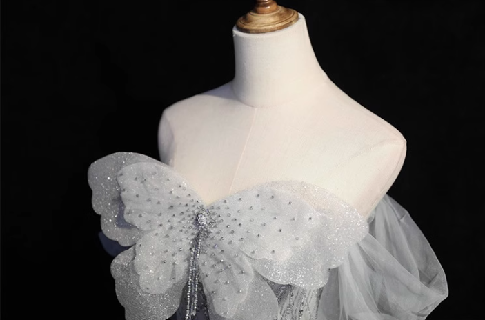 Vestido de fiesta largo de tul con lentejuelas, corte A, color gris plateado, con hombros descubiertos, ED01473