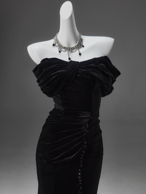 Vestido de fiesta largo de terciopelo con hombros descubiertos y corte sirena negro, elegante vestido de quinceañera ED01490
