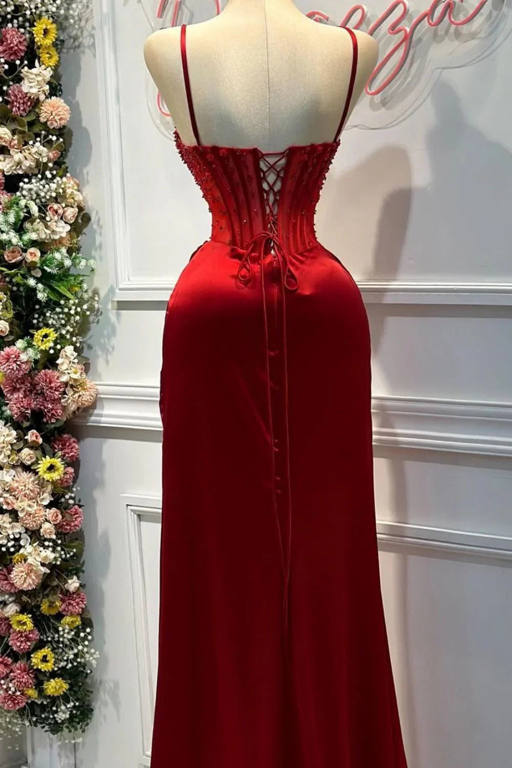 Vestido formal largo de satén con tirantes finos y corte sirena elegante con cuentas ED01569