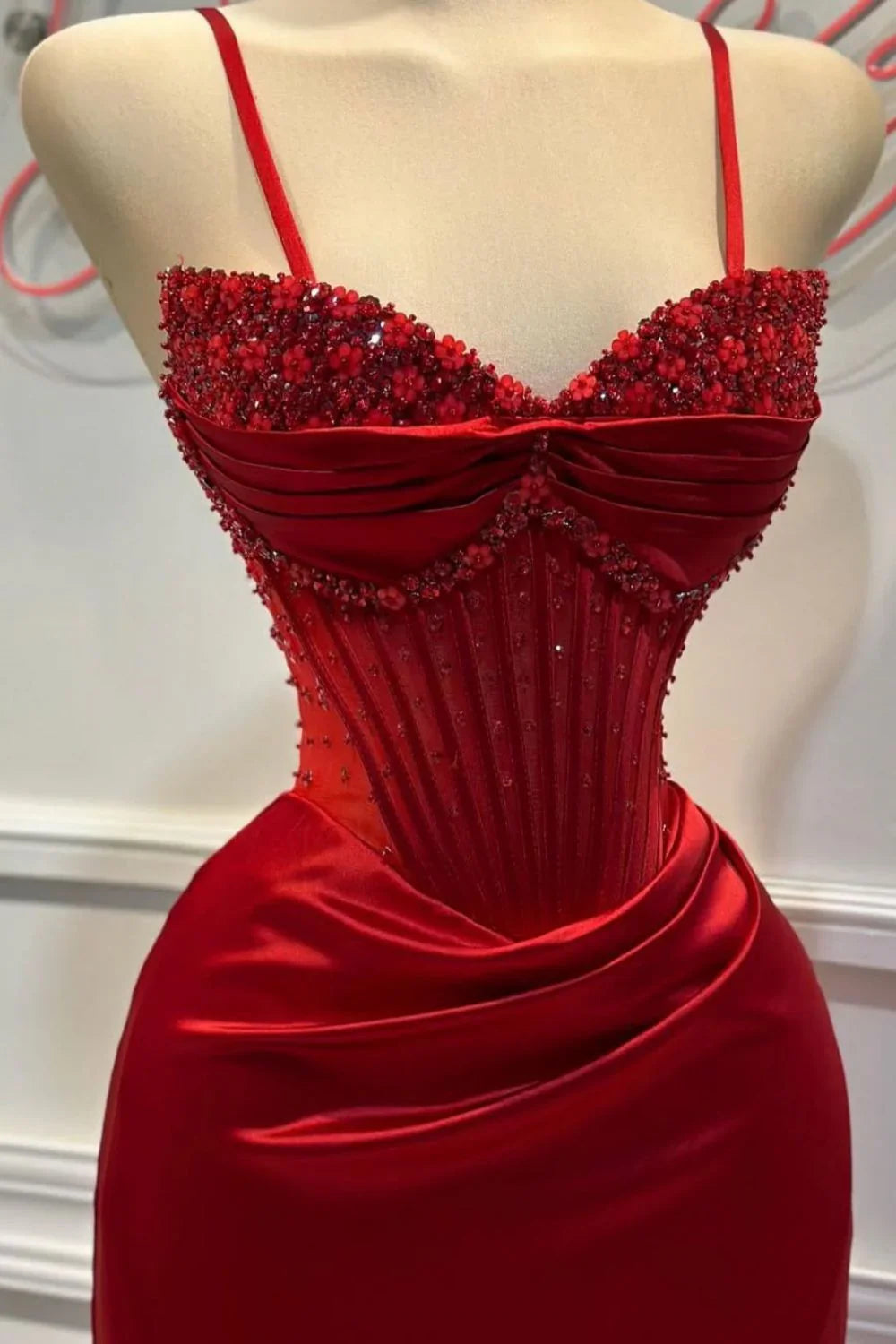 Vestido formal largo de satén con tirantes finos y corte sirena elegante con cuentas ED01569