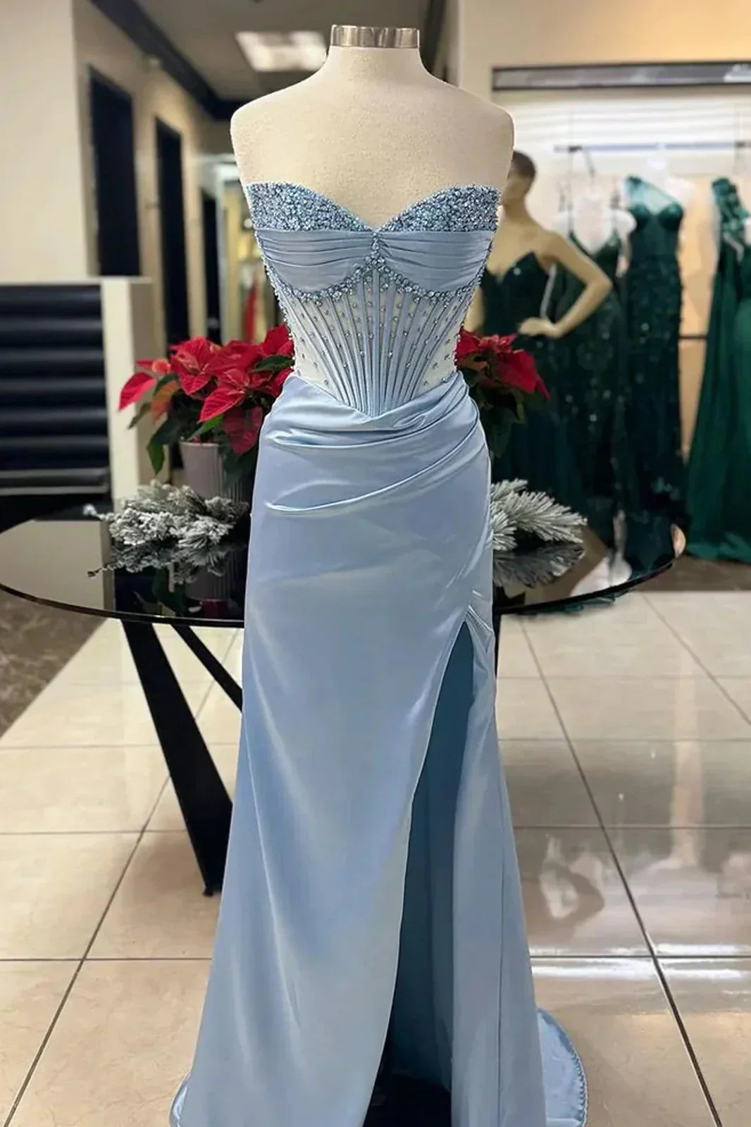 Vestido formal largo de satén con tirantes finos y corte sirena elegante con cuentas ED01569