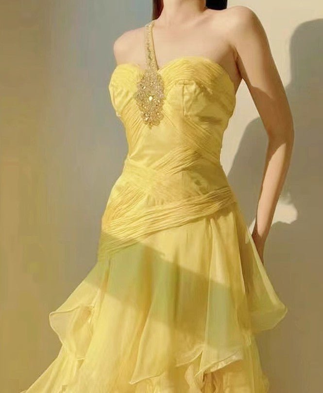 Vestido de fiesta largo de gasa amarillo con corte en A y un solo hombro, con capas, para cumpleaños ED01706