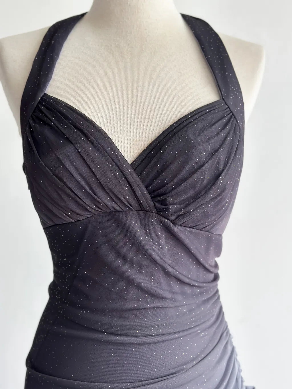 Vestido de fiesta gris oscuro con escote halter y volantes, con degradado brillante, para cumpleaños, ED01851