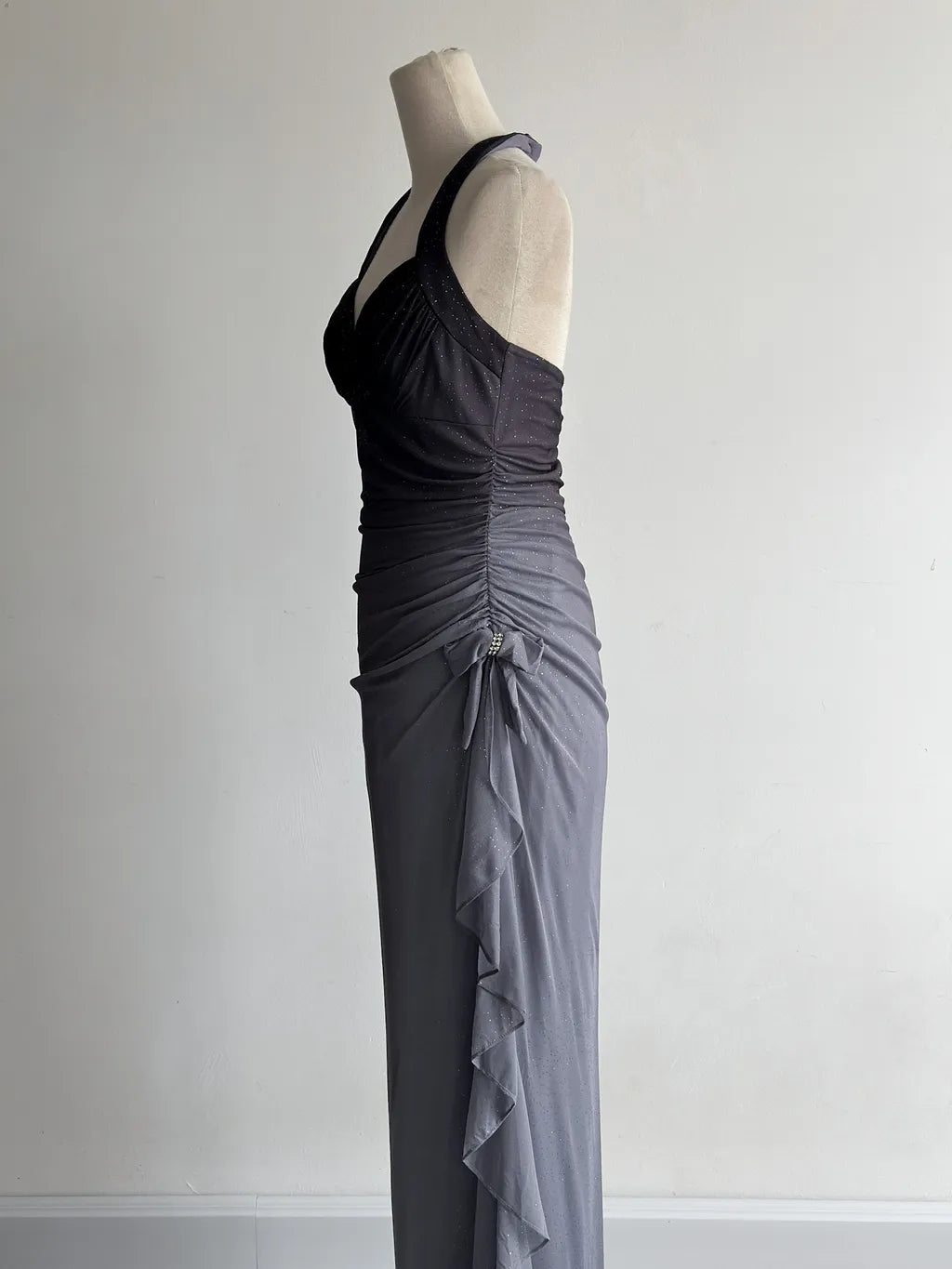 Vestido de fiesta gris oscuro con escote halter y volantes, con degradado brillante, para cumpleaños, ED01851