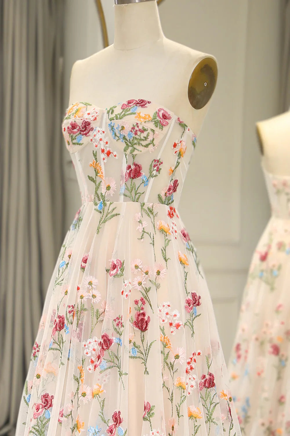 Vestido de fiesta y de novia con flores, corte A, sin tirantes, para 16 años, con apliques bordados y tul, ideal para cumpleaños y graduación (ED01914)