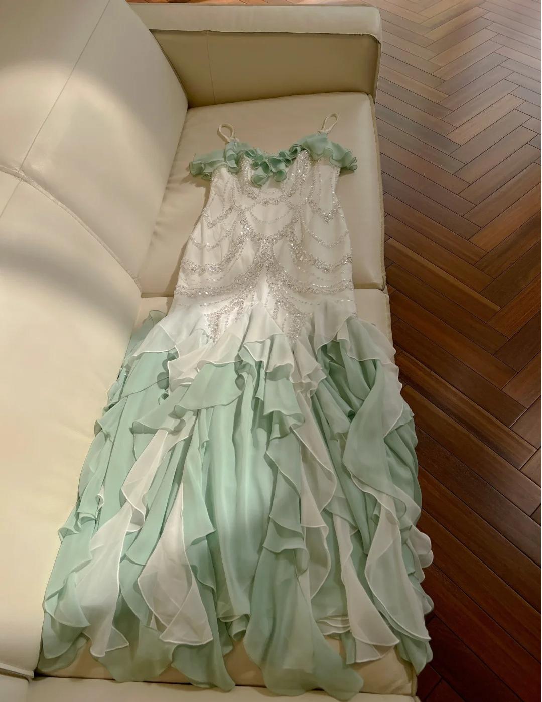 Vestido de fiesta de gasa con volantes y tirantes finos en color verde menta de cuento de hadas, con lentejuelas y cuentas brillantes, sin espalda, ED02006