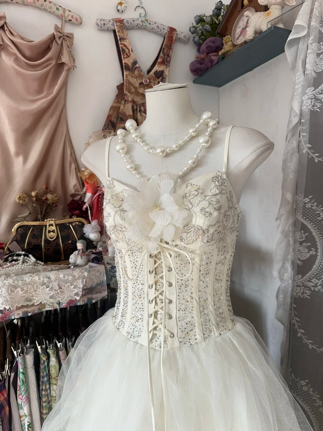 Vestido de novia clásico en blanco roto con tirantes finos, corte A y capas de tul ED02088