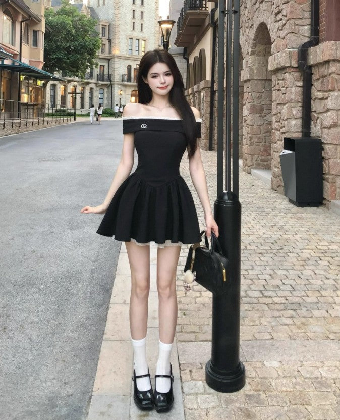 Vestido negro estilo francés con hombros descubiertos y falda corta de verano ED02306