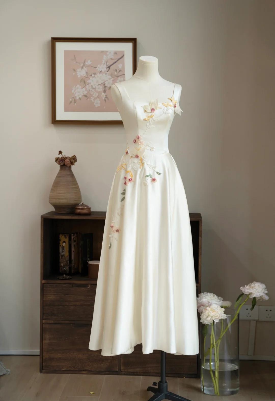 Hermoso vestido de fiesta de quinceañera en blanco roto con tirantes finos, corte A, de satén bordado y apliques ED02317