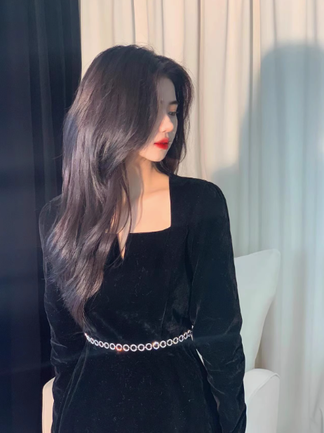 Falda larga negra de terciopelo estilo Hepburn con cuello cuadrado y corte en A, ED0236