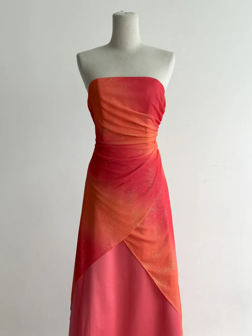 Precioso vestido de noche formal de satén y gasa color naranja, sin tirantes, corte A, ED02440