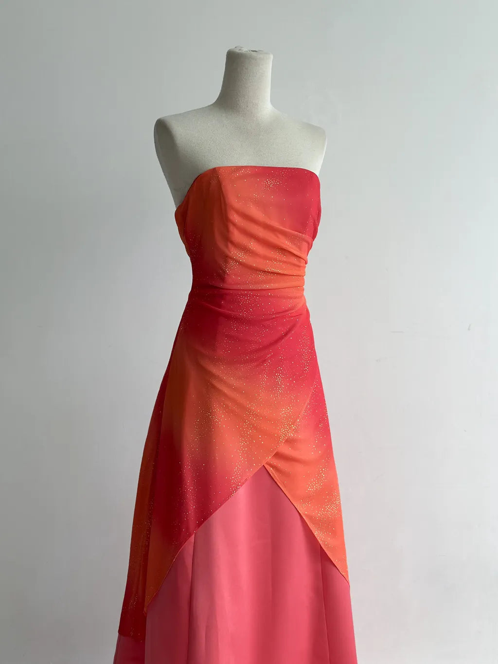 Precioso vestido de noche formal de satén y gasa color naranja, sin tirantes, corte A, ED02440