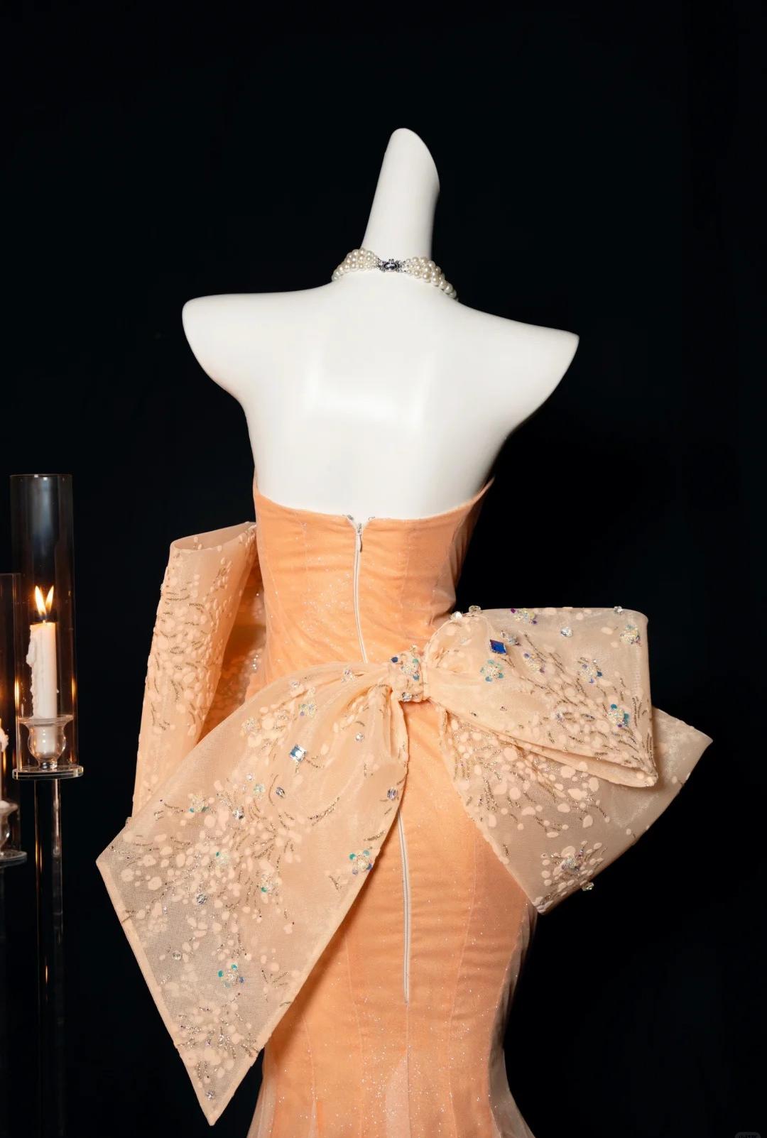 Hermosos vestidos de fiesta de tul con corte sirena, sin tirantes y color naranja, con lazo glamuroso, ED02458