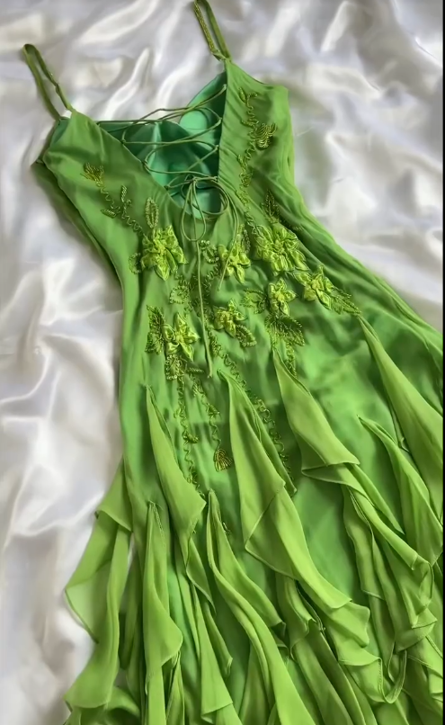 Impresionante vestido de fiesta corto de gasa con cuentas y tirantes finos en verde capullo, estilo vintage, con apliques ED02485