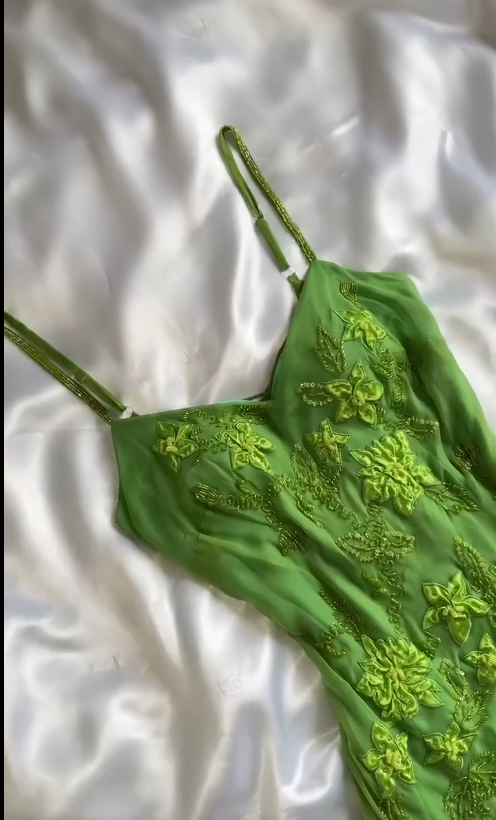 Impresionante vestido de fiesta corto de gasa con cuentas y tirantes finos en verde capullo, estilo vintage, con apliques ED02485