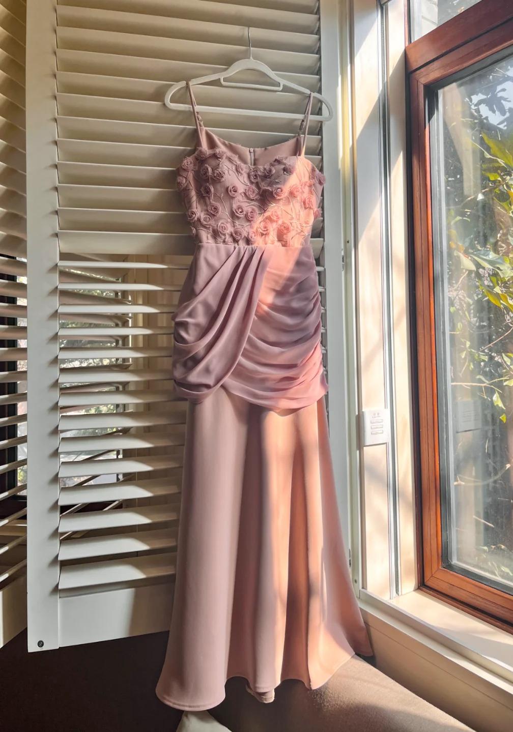 Hermosos vestidos de fiesta de satén rosa con tirantes finos y apliques de sirena, vestidos de noche sencillos ED02536