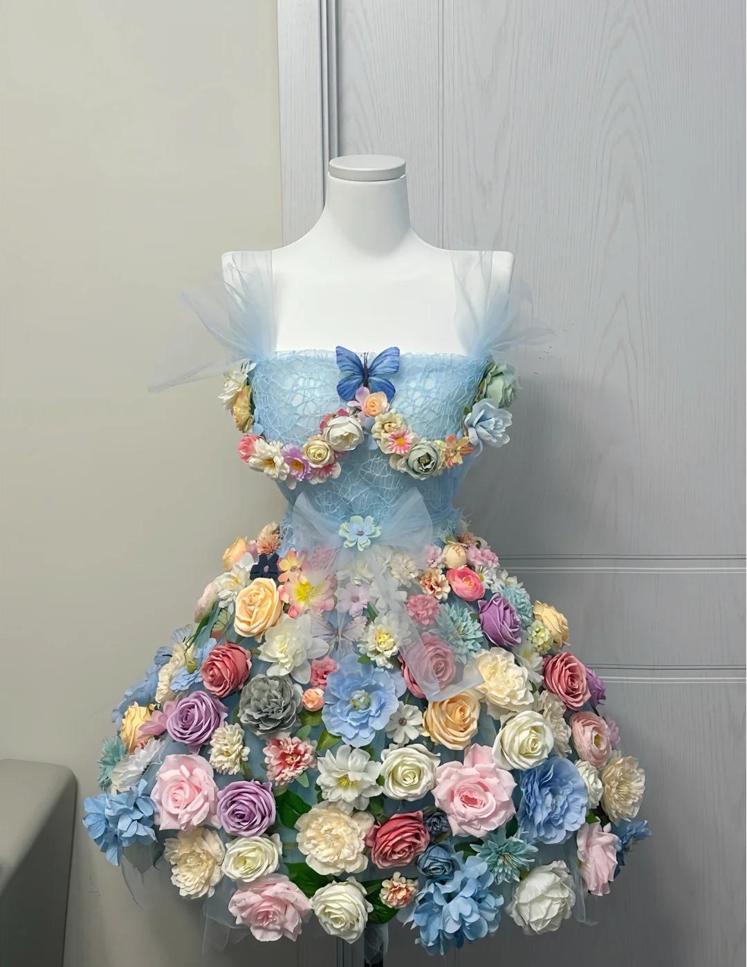 Vestido de fiesta corto de tul con tirantes finos en color azul cuento de hadas, corte A, con apliques, ED02630