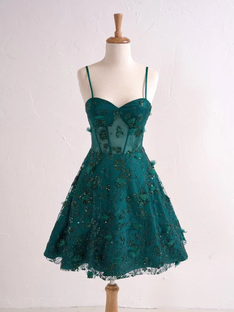Hermoso vestido de fiesta corto color lavanda con tirantes finos, corte A, apliques de tul y lentejuelas ED02634