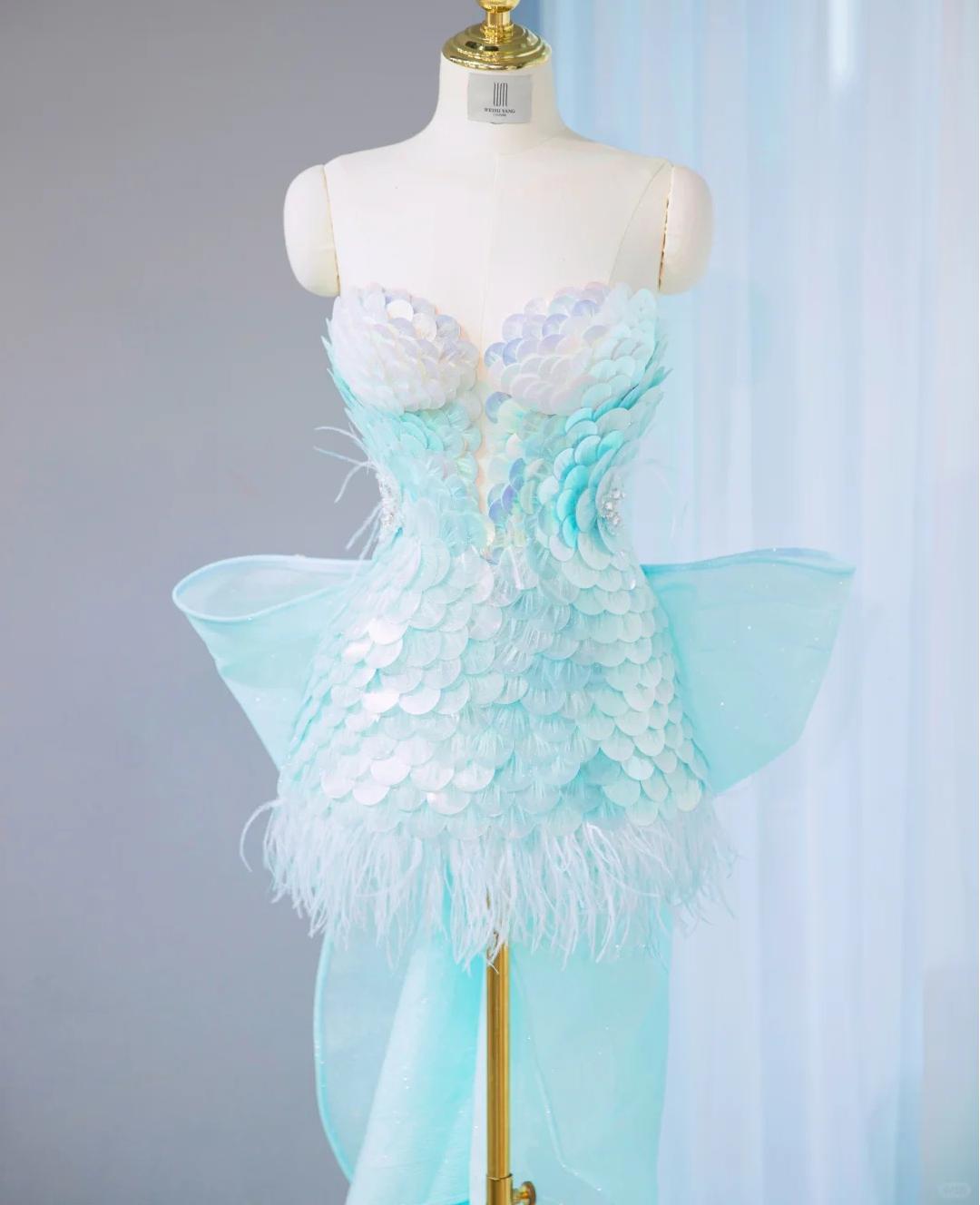 Impresionante vestido de fiesta corto azul hielo sin tirantes, ajustado, con lentejuelas y lazo ED02658