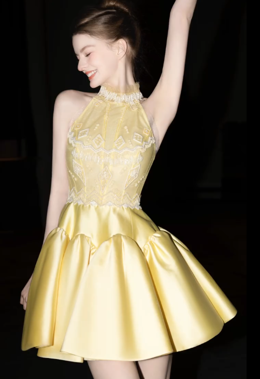 Hermoso vestido de fiesta corto de satén con cuello alto en color amarillo mantequilla, corte A, para regreso a casa, ED02659