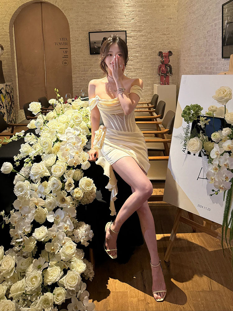 Elegante vestido de fiesta corto de satén blanco con hombros descubiertos y ajustado, vestido de bienvenida ED02660