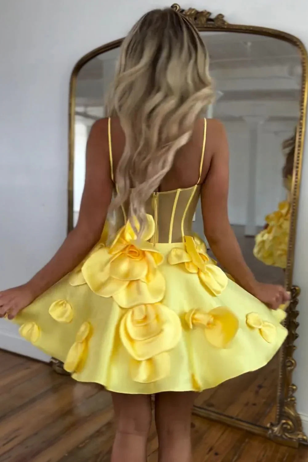 Vestido de fiesta corto de satén con tirantes finos en amarillo, corte A, apliques, bonito vestido de bienvenida ED02669