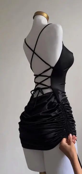 Vestidos de fiesta cortos de satén ajustados con tirantes finos negros y espalda descubierta ED02734