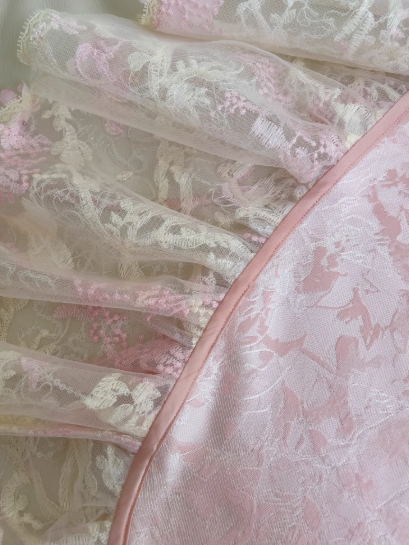 Vestidos de fiesta cortos de satén jacquard con tirantes finos en color rosa dulce, corte A, con encaje y cuentas, ED02738